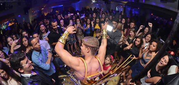 Animação de pista de dançaPersonagem animando a festa de debutante.