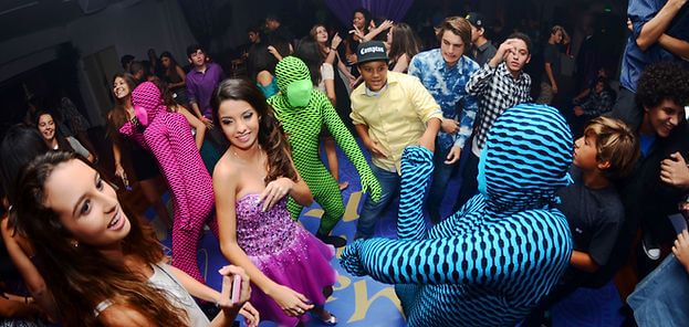 Animação de pista de dança em 15 anosOs coloridos animando a pista de dança de um 15 anos da Hiperativos