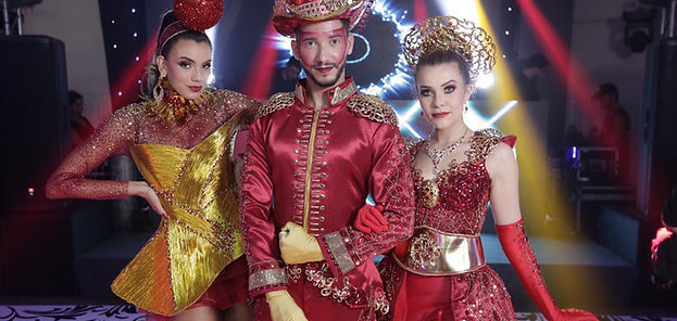 Personagens tema vermelhoBaleira e recepcionistas vermelho com dourado para festas tematicas~mv2