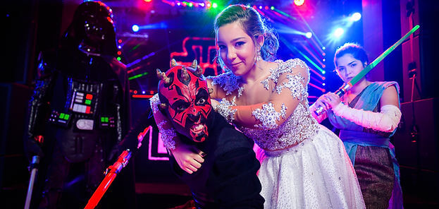 Personagem Star WarsDarth Maul sendo interragisndo com a debutante Larissa na sua festa de 15 anos~mv2