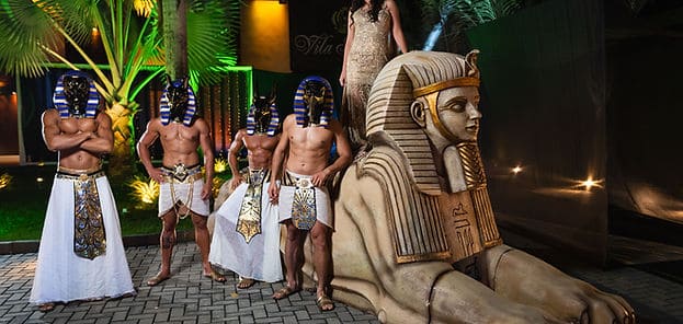 Deuses do EgitoDeuses de Egito interagindo com a debutante e a decoração da casa de festa vila inglesa