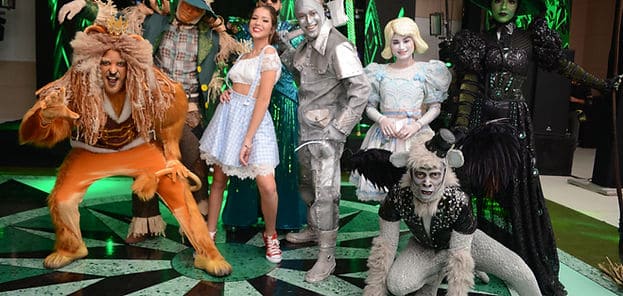 Tema magico de ozBia Ramalho na sua festa de 15 anos com personagens do tema magico de oz