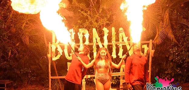 Cuspidores de fogoPirofagistas, cuspidores de fogo em festa de 15 anos, Isabella Santoni